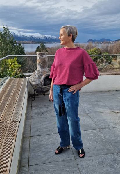 By BASICS - GENSER / TOPP med rysjekrage  - camelia melange