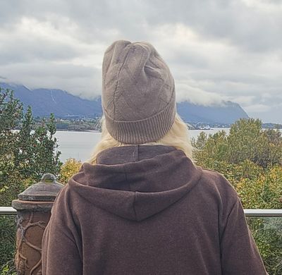 Hovedbilde ESSENZA YVA BEANIE (100 % Cashmere) – Taupe