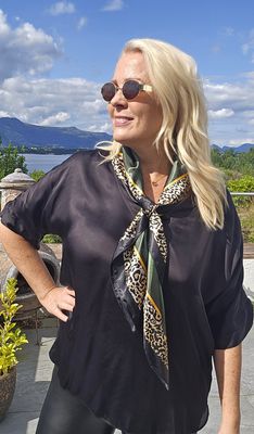 Hovedbilde LEONA SCARF - grønn med leopardkant