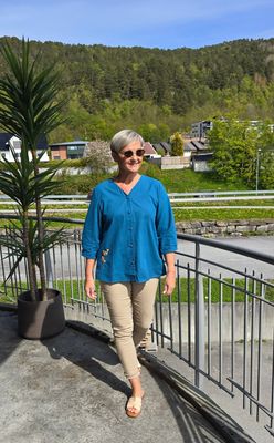 Hovedbilde LORIN BLOUSE – PETROL BLUE