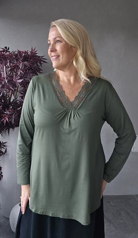 Hovedbilde MILA LACE TOP V-NECK - milit&aelig;rgr&oslash;nn
