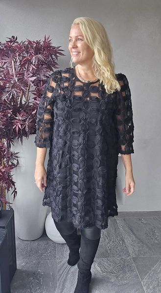 VIOLET SHORT DRESS - BLACK - med Secret Fur Stola