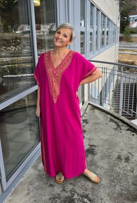 Hovedbilde Almer&iacute;a Kaftan – Cerise & Gold 