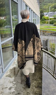 Hovedbilde Avella Poncho (P15-A) - Black & Beige